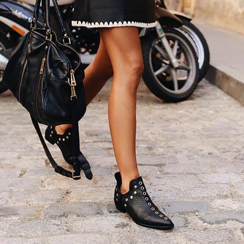 Botas Femininas Novo Estilo de Outono Bico Fino com Rebites Botas de Tornozelo Estilosas Botas de Motociclista Femininas