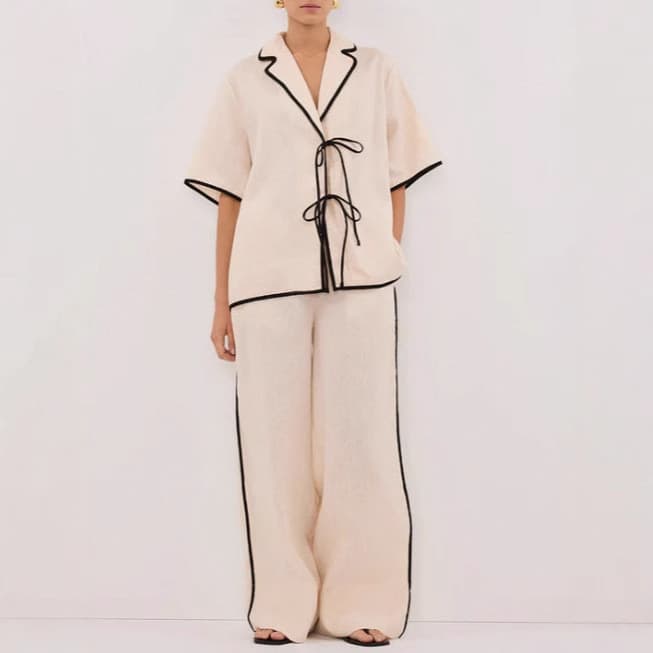 Novo conjunto feminino casual e simples em algodão-linho com blocos de cor, composto por um top com gola e amarração e c