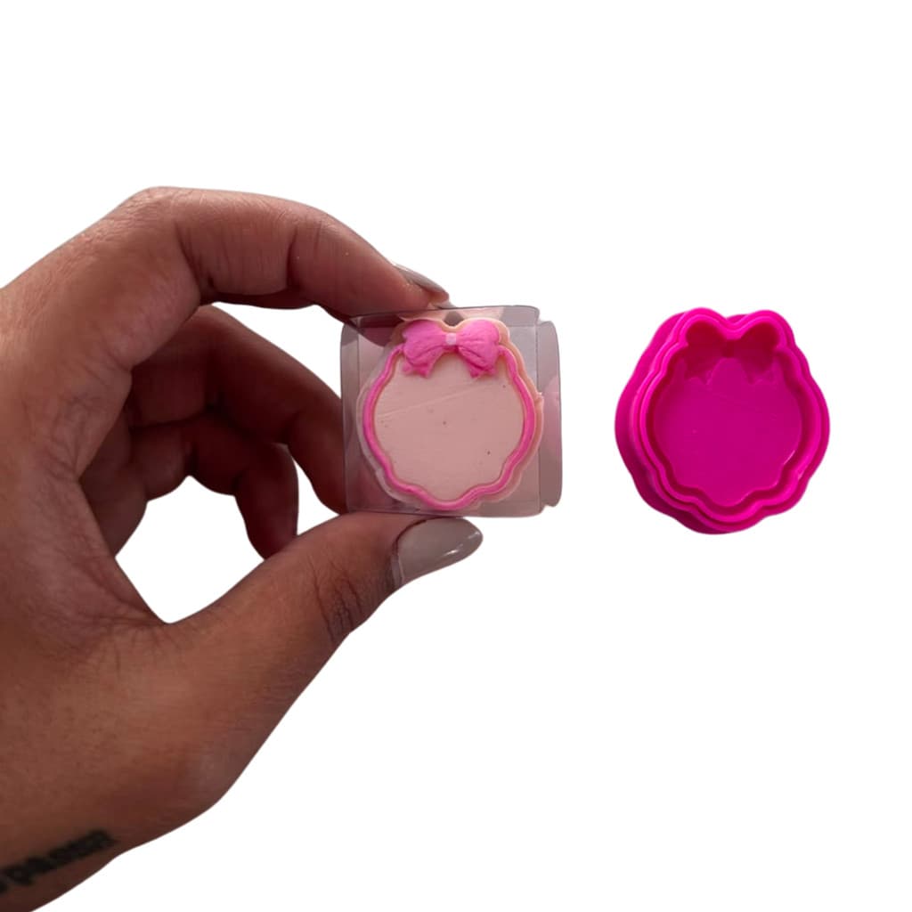 Ejetor Modelador para Brigadeiro - Moldura com Laço - 2 Peças - 3,5 cm x 4,00 cm (Aproximadamente)
