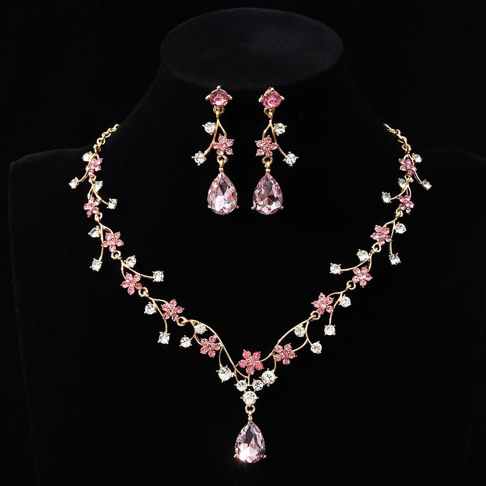 Conjunto elegante e moderno de colar e brincos, adornado com flores de zircônia brilhantes, é um acessório formal de lux