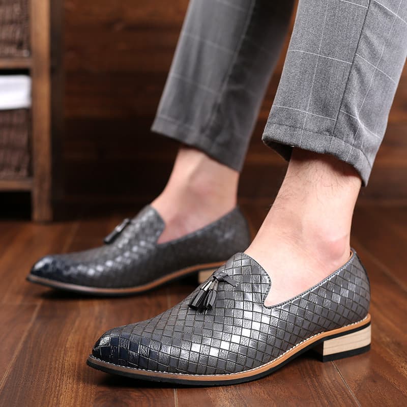Novo negócio Casual deslizamento-em sapatos de couro masculino borla tecido padrão apontou mocassins na moda deslizament