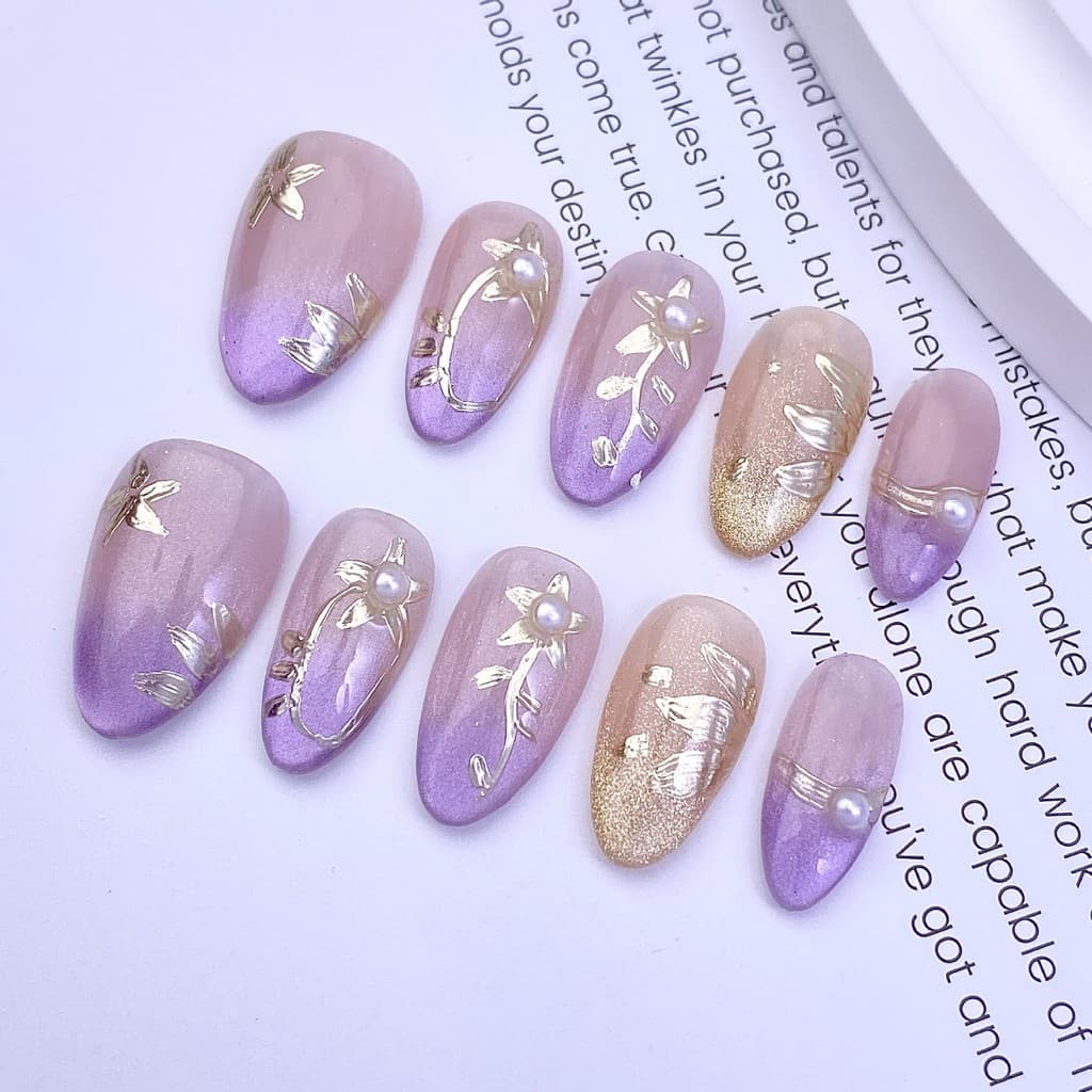 ￼ Unhas postiças roxas com relevo dourado, estilo moderno e sofisticado, novidade de outono e inverno, curtas, em format