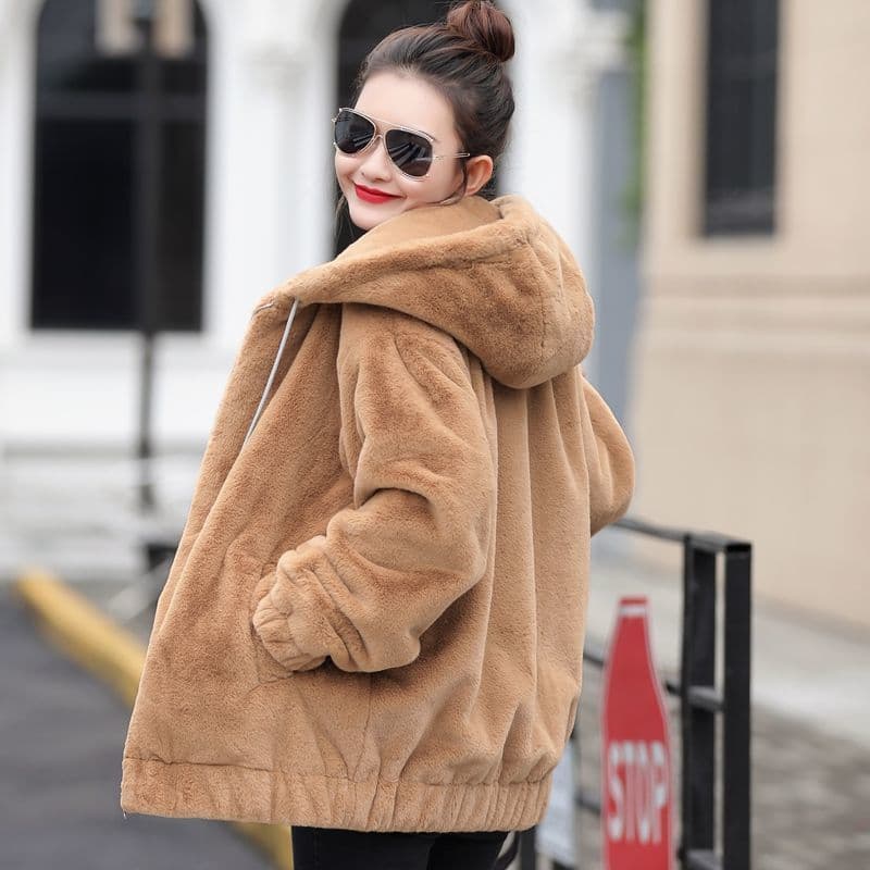 Novo Casaco Feminino de Flanela com Capuz 2026, Comprimento Médio, Novo Estilo Coreano de Inverno, Solto, Peludo, Quente