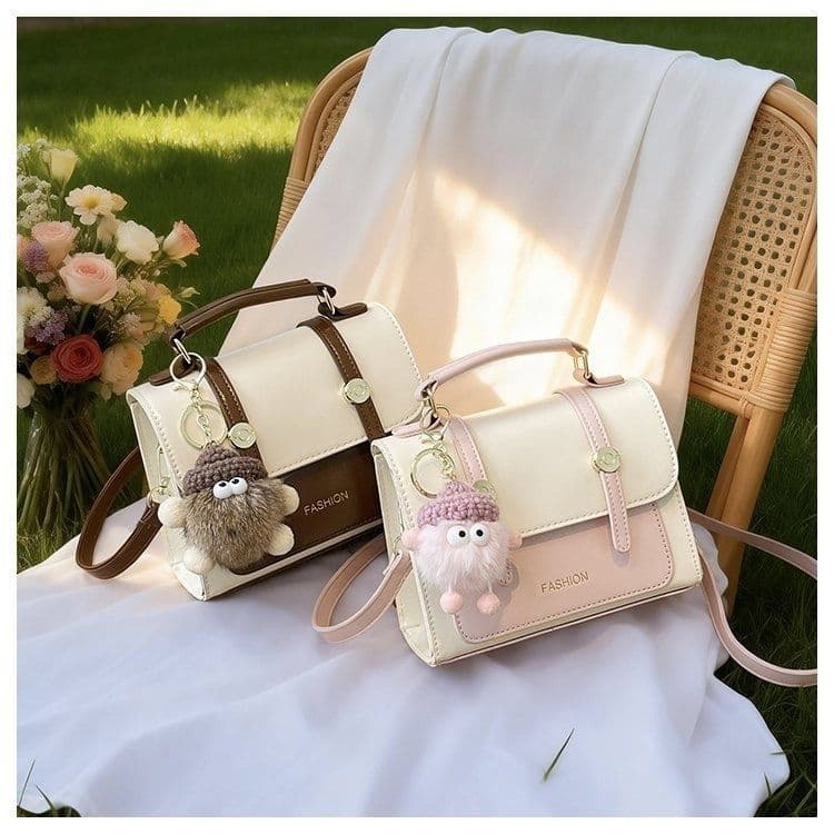 Bolsa pequena quadrada com pingente de pelúcia fofo, modelo novo 2026, bolsa feminina transversal, bolsa de ombro pequen