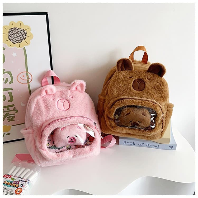 Mochila infantil pelúcia capivara aconchegante e macia
