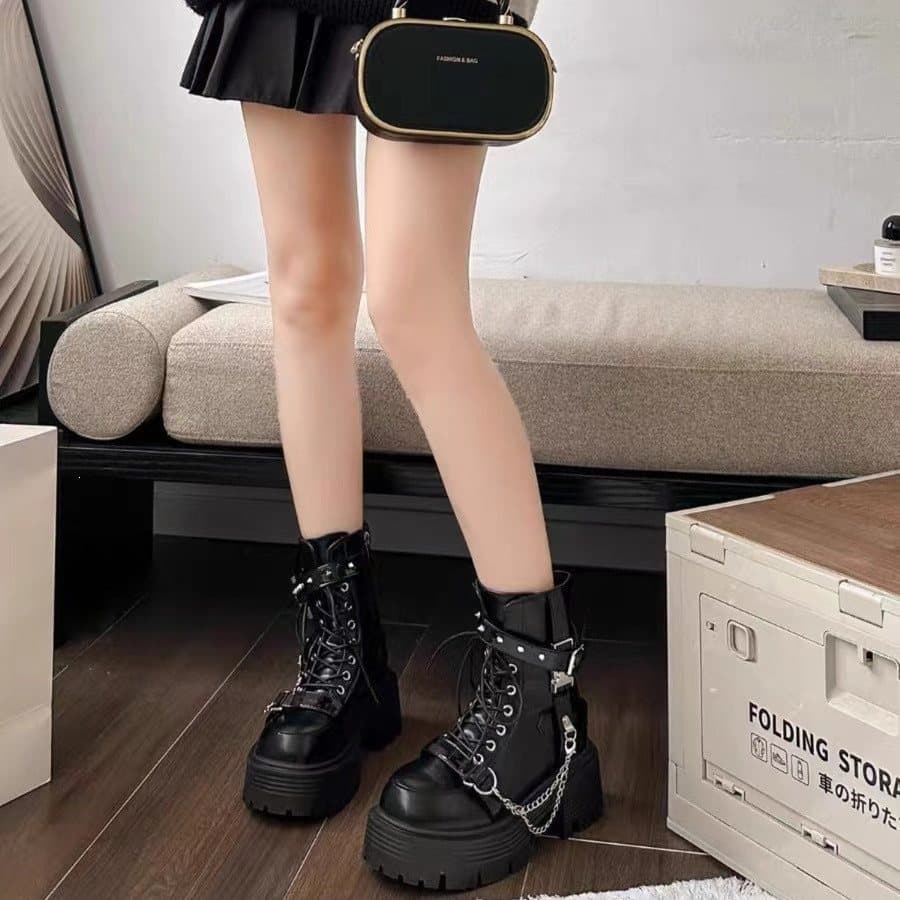 Botas femininas estilo punk Y2K, com decorações de correntes, cano curto e sola grossa, adequadas para o outono e invern