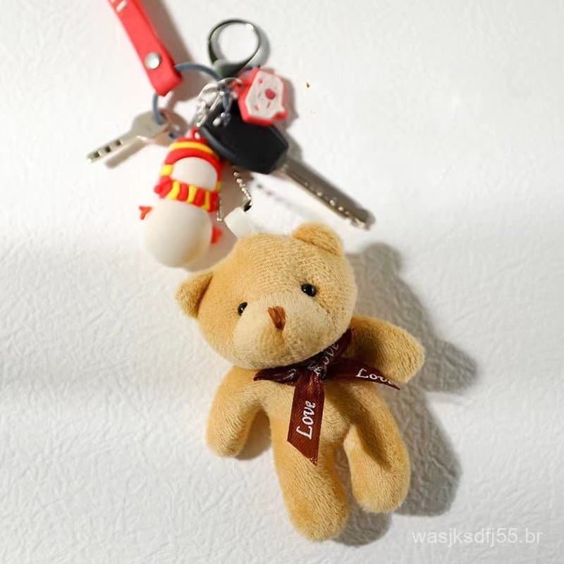 Chaveiro com um pequeno pingente de urso de pelúcia, a cor é aleatória.