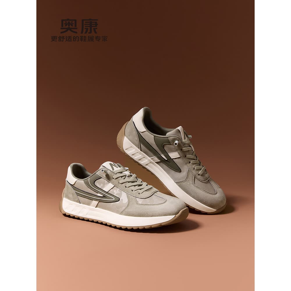Okang tênis casuais masculinos 2026 novo estilo sapatos masculinos de sola grossa de sola macia Gump luz moda juventude