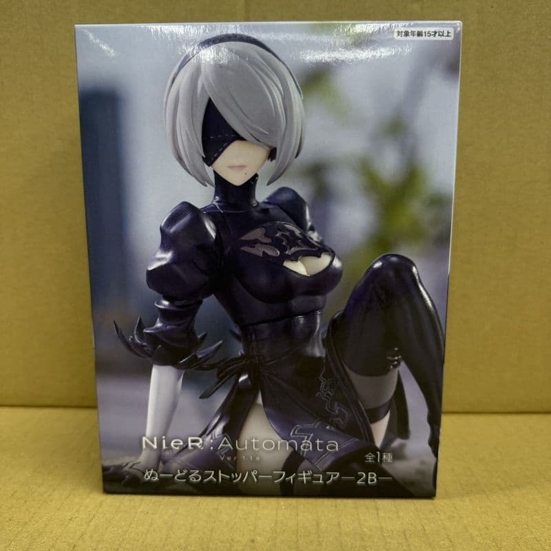 Versão japonesa em estoque FURYU Neil Figura automática 2B Neil Figura de cenário sentado