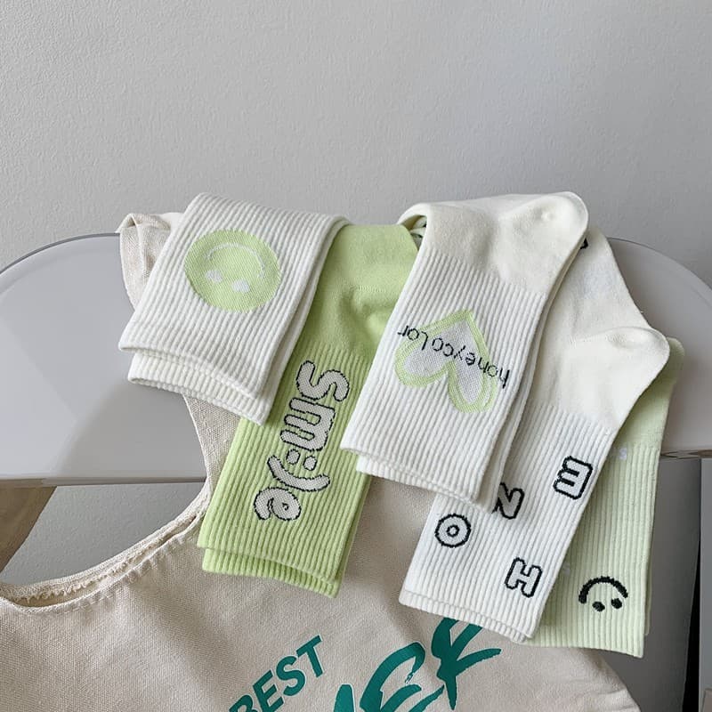 Meias femininas estilo japonês ins estilo All-Match estudante carta meio tubo meias de algodão verde fresco Smiley rosto