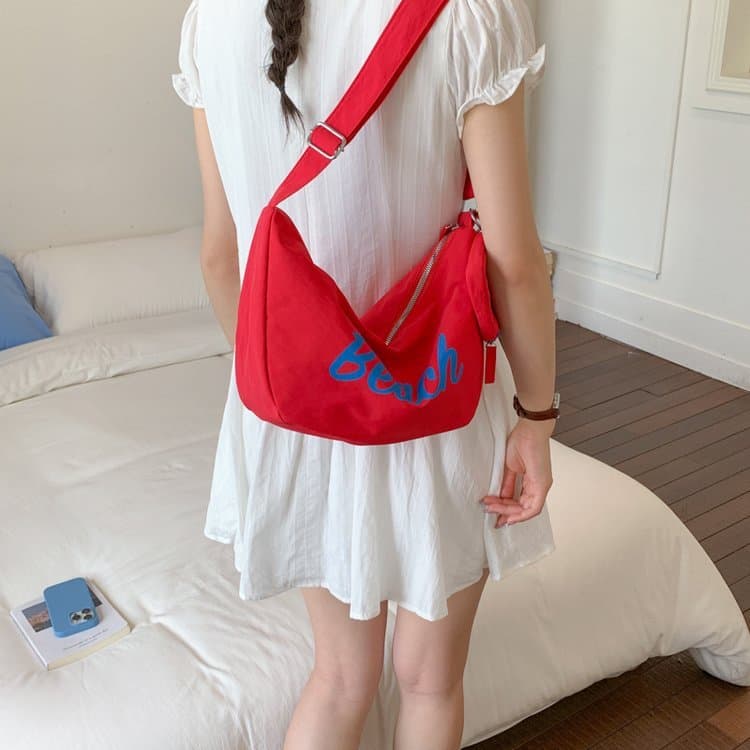 Moda tendência estilo coreano carta impressa vermelho saco de náilon 2026 novo estilo leve Commuter feminino ombro saco