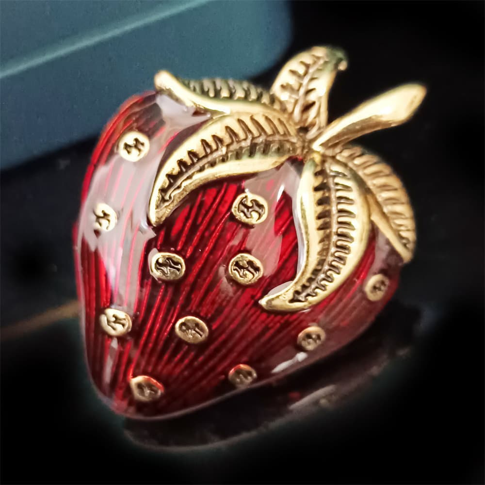 Broche fofo de morango, incrustado com strass brilhantes, distintivo da série frutas, acessório de vestuário unissex GAU