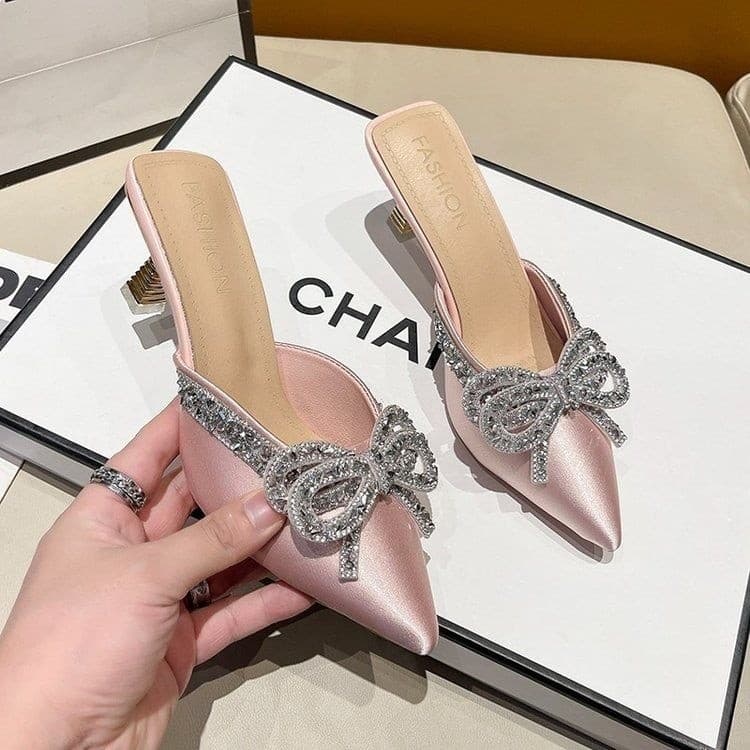 Novo modelo de sapatos de salto alto com laço de strass para mulheres 2026, com salto fino e design de bico fino, estilo