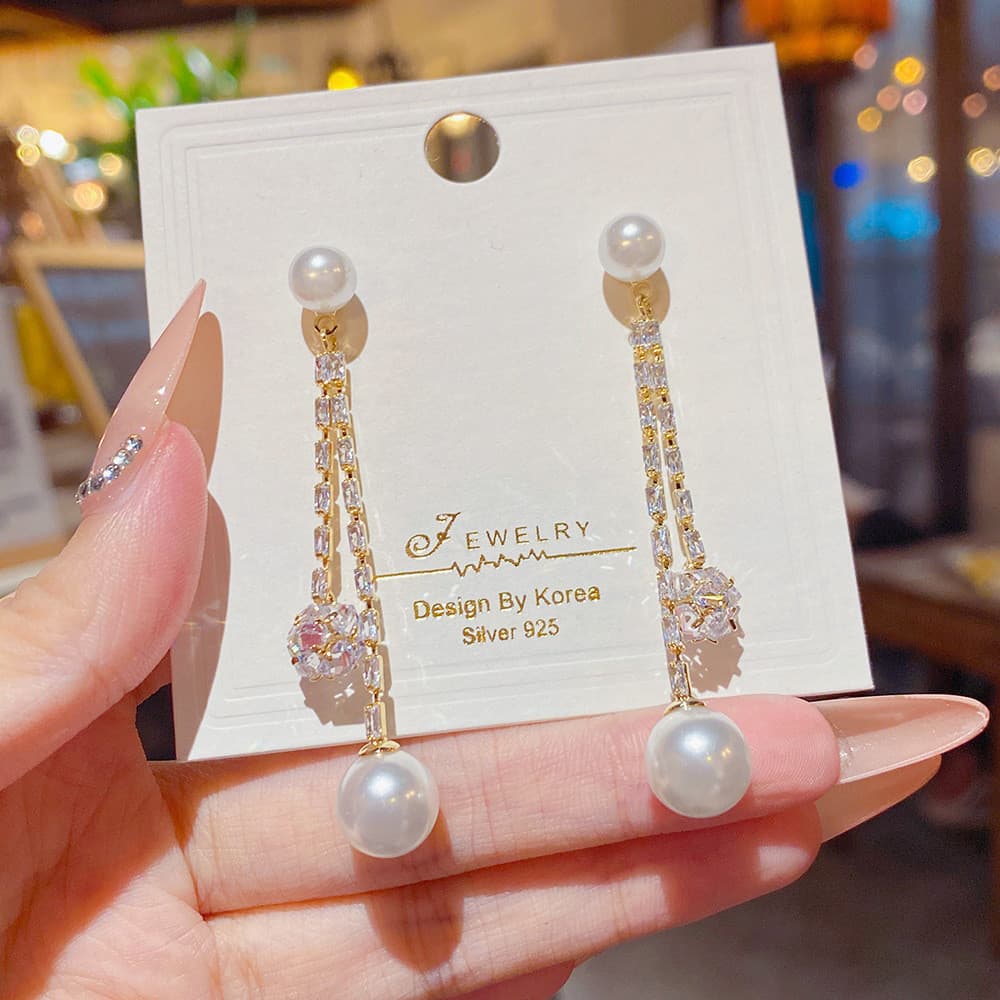 Brincos longos super elegantes, incrustados com diamantes e franjas de pérolas, modernos e versáteis.   YNYX