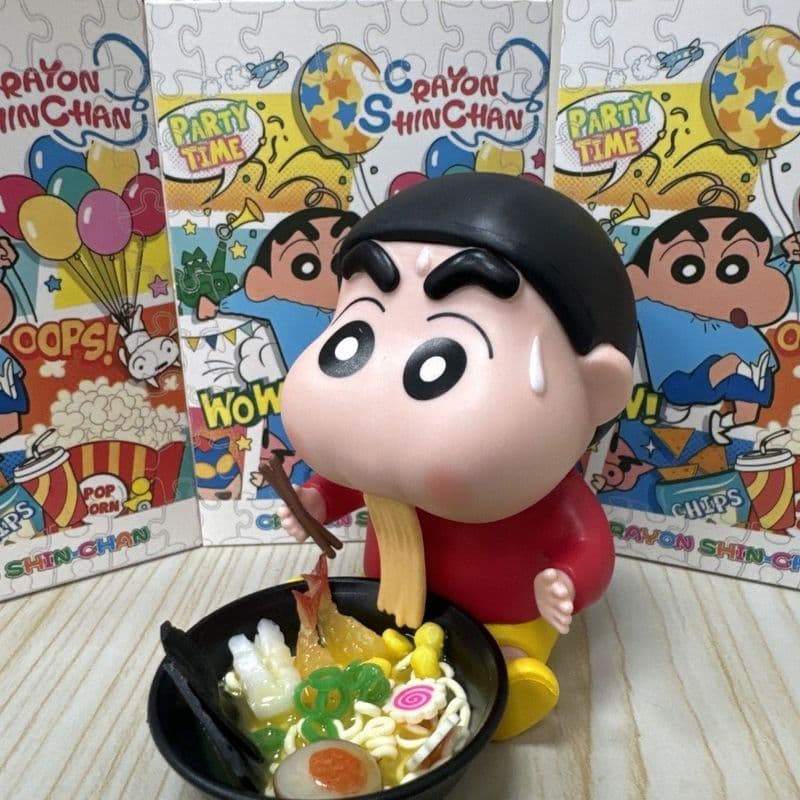Ramen Shin-Chan Comendo Macarrão Bonito Presente Boneca Carro Decoração de Mesa Figura