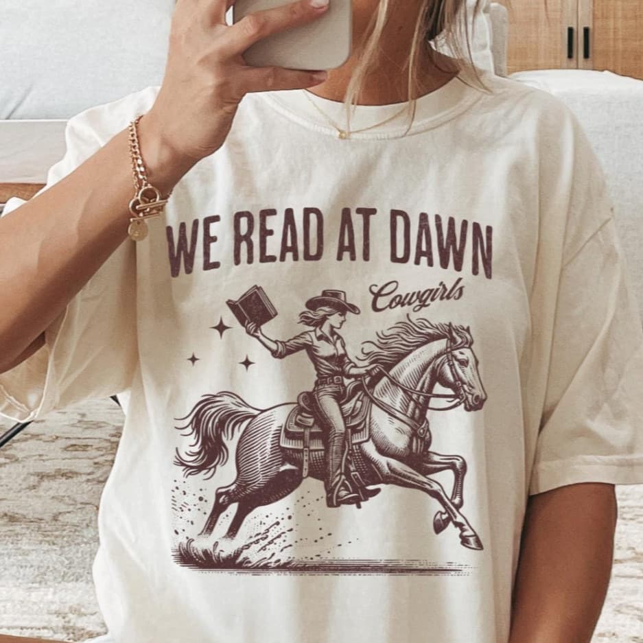 Camiseta Country Feminina T-Shirt Cowgirl  “Read At Dawn” | Moda Sertaneja Estilosa 2025
