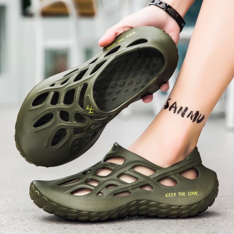 2025 novo estilo sandálias de coco buraco sapatos masculinos verão oco respirável versão coreana sapatos de praia de sol