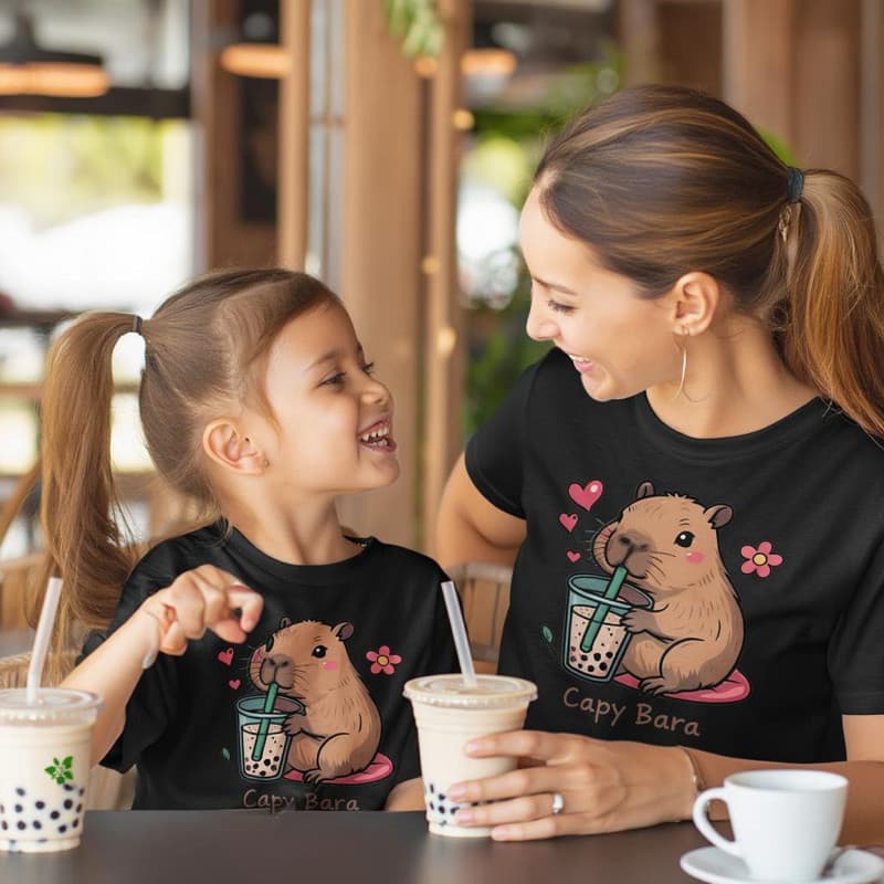 Kit Camiseta Mãe e Filha Capivara Cute Algodão | Blusa Combinando Adulto e Infantil | Look Família Fofo