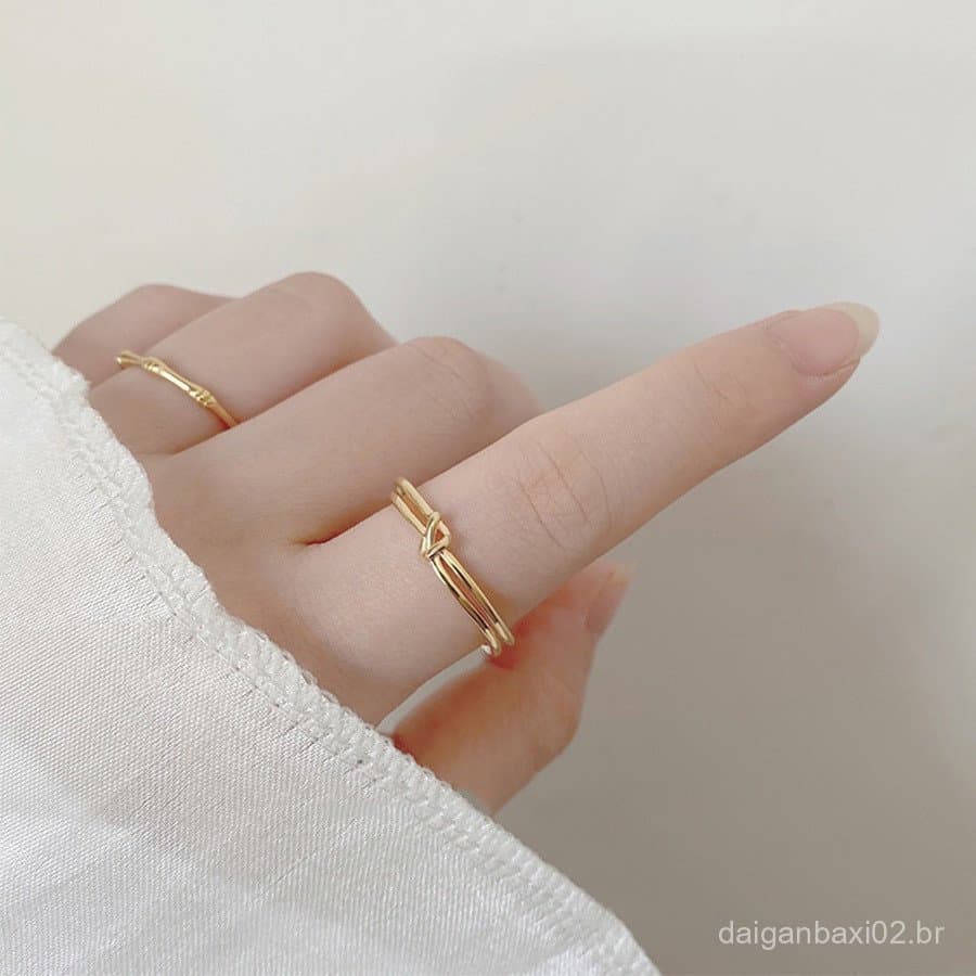 Anel aberto ajustável de titânio com cor dourada criativa, simples e elegante para mulheres.