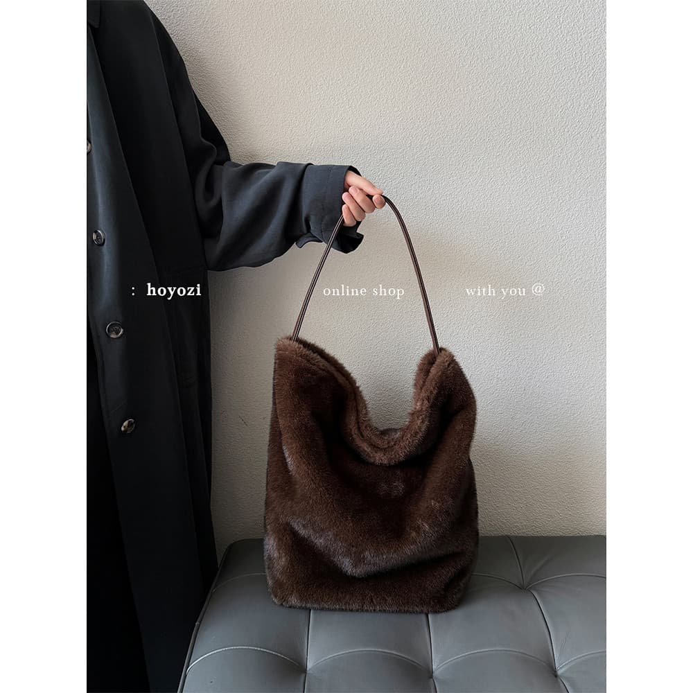 [Bolsa Xiaoyoujia] HOYOZI Bolsa de pelúcia de inverno feminina 2026 Novo estilo bolsa balde de grande capacidade