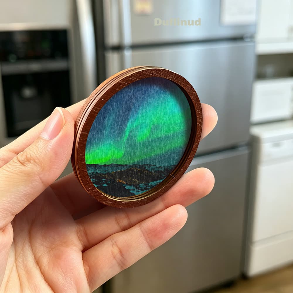 1 peça de ímã de geladeira de madeira com paisagem de aurora, design redondo, padrão vibrante de céu noturno e aurora, r