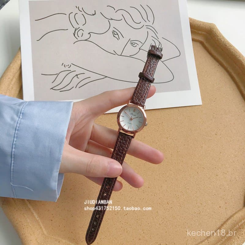 Relógio feminino popular de estilo coreano retrô com mostrador pequeno, artístico e simples, com pulseira de couro fina,