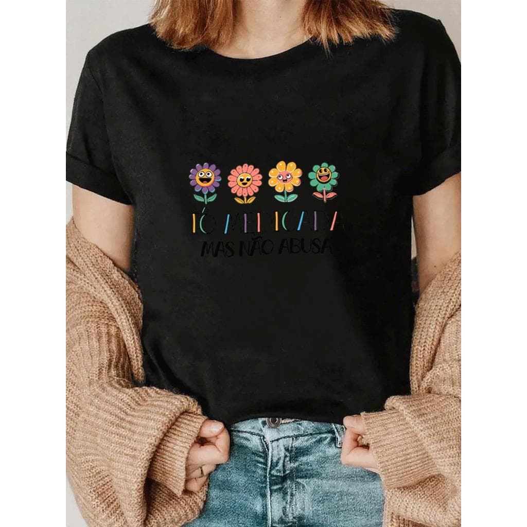 1 peça Camiseta Tô Medicada Flowers de algodão 180g, preto e branco, estampa com frase divertida
