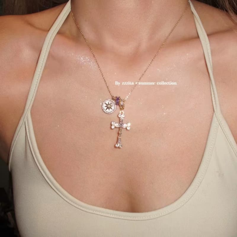 Colar de cruz roxa, equipado com estrelas octogonais e diamantes brilhantes, é um colar de casal moderno e exclusivo, us