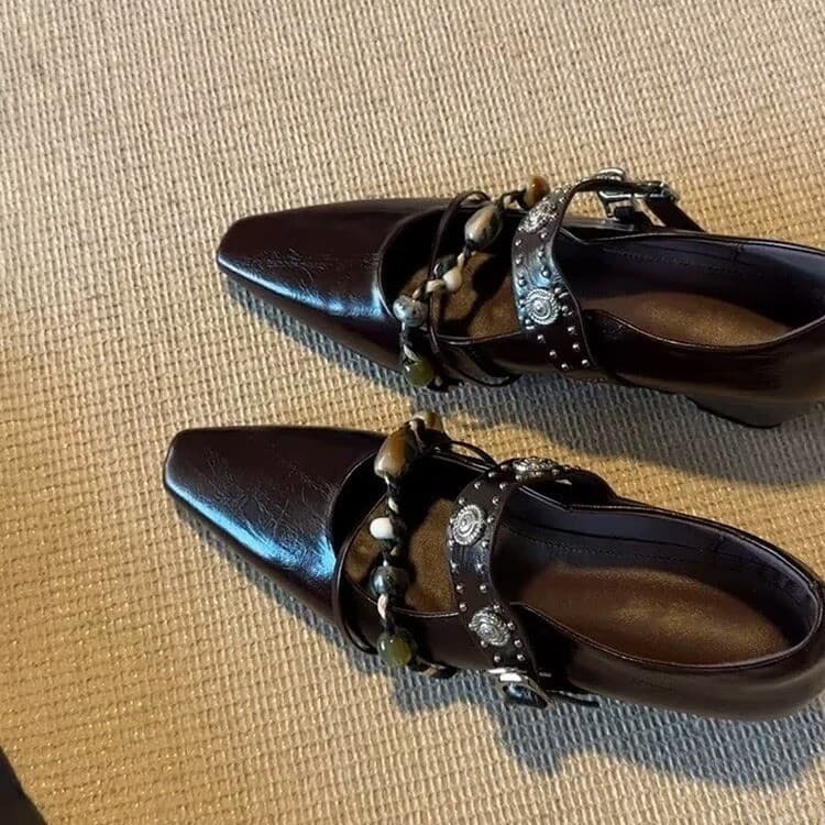 Sapatos Femininos de Salto Alto em Couro PU Personalizados, Modelo Novo 2025, Estilo Retrô Punk com Tiras de Rebites e B
