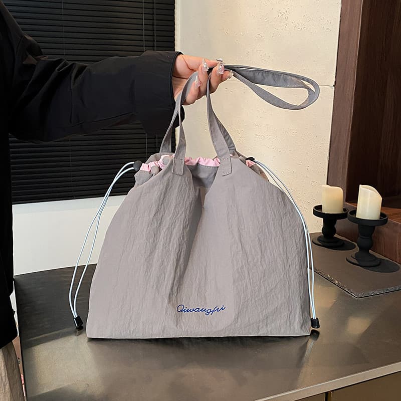 Casual simples Popular grande capacidade cordão bolsa de ombro 2025 moda única náilon pano sacola feminina GPJP