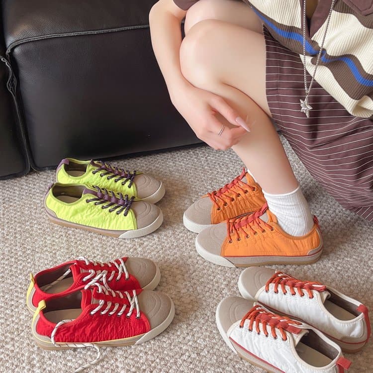 Sapatos femininos de salto baixo, bico redondo, sola grossa, em cetim, com cadarço, estilo casual e moderno.