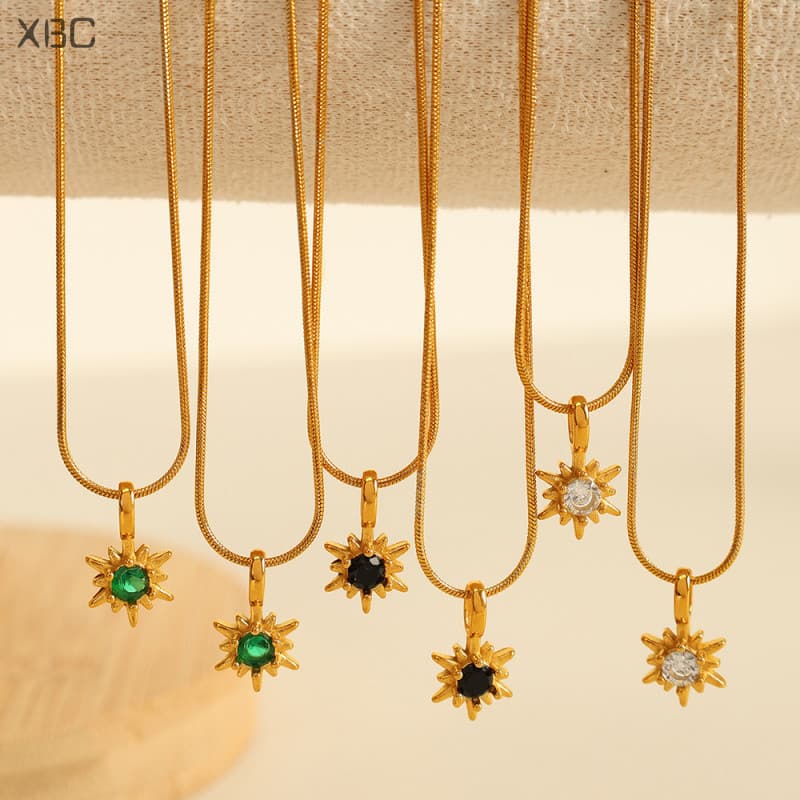 Colar em aço inoxidável com design de estrela, zircônia verde, ouro 18k, elegância francesa.