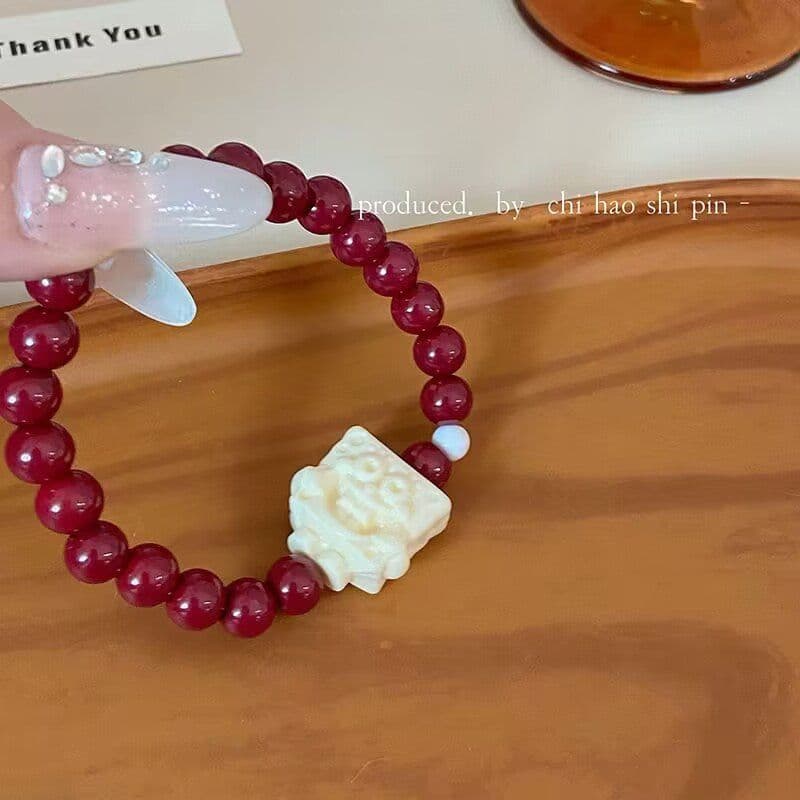 Pulseira de contas cor de cinábrio com design de gatinho fofo para mulheres, luxo discreto e sofisticado, com um toque d