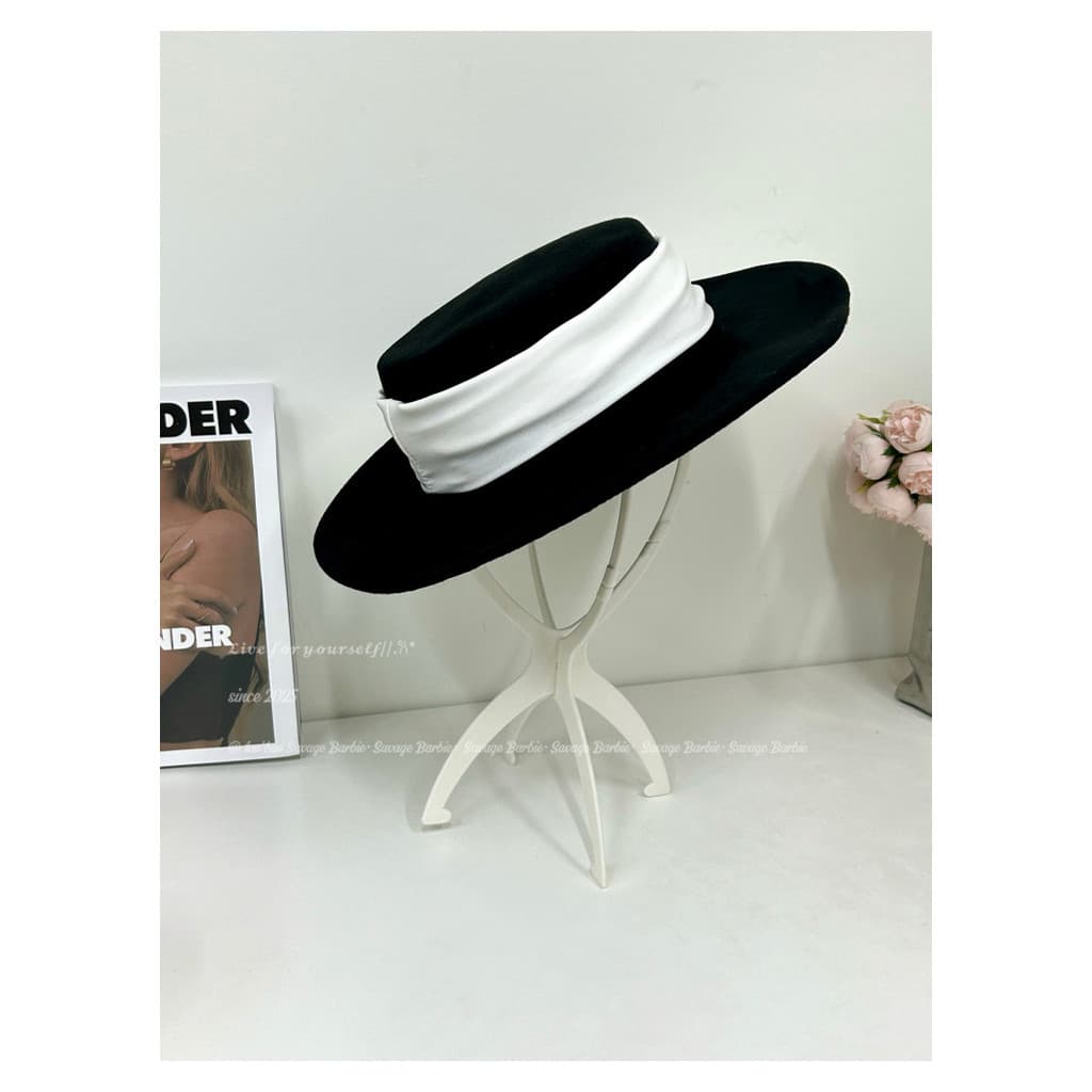 Chapéu feminino retrô britânico de aba larga, com contraste preto e branco, estilo elegante de socialite, feito de lã.