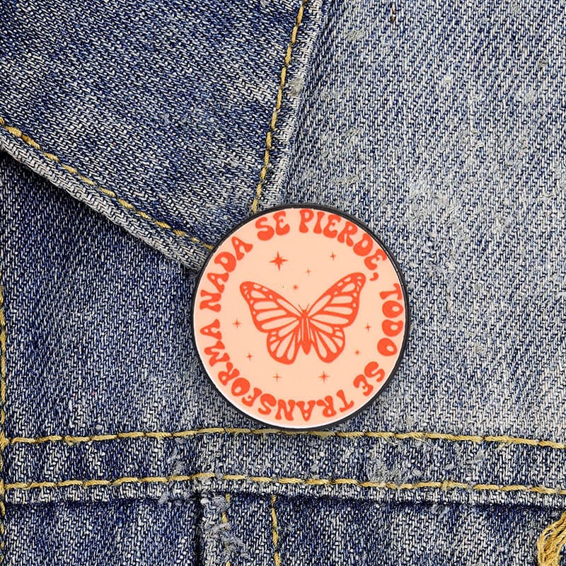 NADA SE PIERDE , TODO TRANSFORMA Borboleta De Desenho Animado Broche UV Acessórios De Roupas Da Moda Mochila Crachá Joia