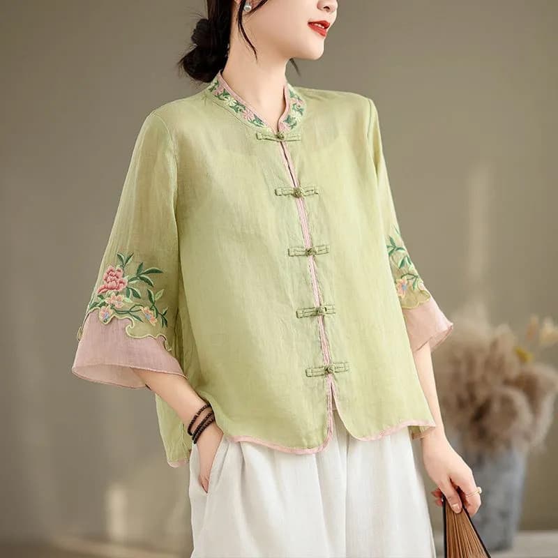 Camisa feminina de algodão e linho com gola abotoada bordada manga três quartos solta