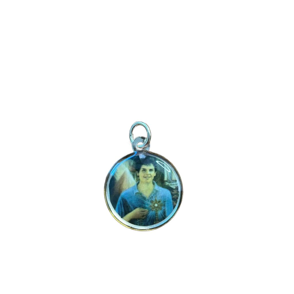 Medalha Carlo Acutis em Metal Dourado Resinado