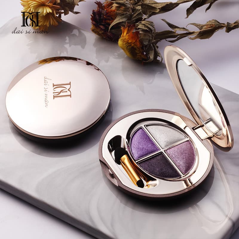 A paleta de sombras de quatro cores DSM Daisyman é uma paleta multifuncional para contorno, iluminação e sombra.