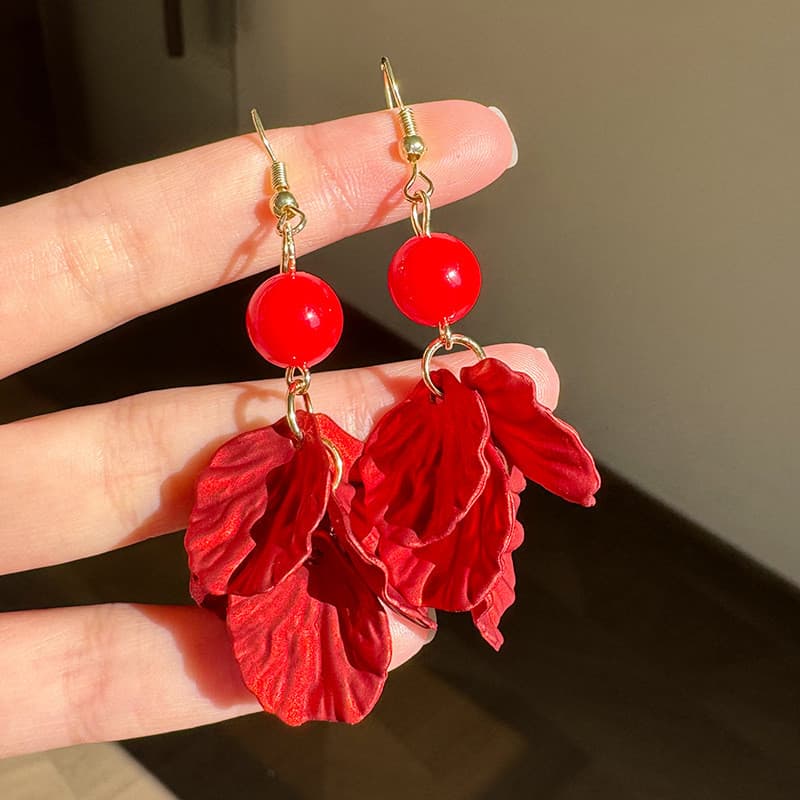 Novos brincos de borla com pérolas e pétalas vermelhas em estilo chinês, acessório de moda curto.