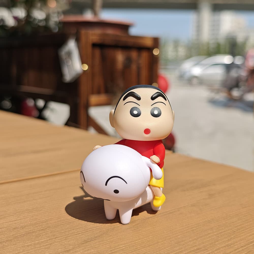 Qi Xiaobai Crayon Shin-Chan feito à mão periférico na moda jogar boneca dos desenhos animados bonito boneca criativa mes