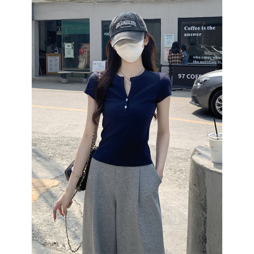Camiseta feminina estilo americano, com gola semi-alta e botões, corte justo, elegante para o verão, versátil, com ombro