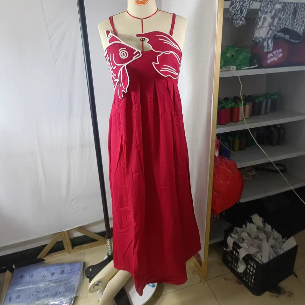 Design transfronteiriço, bordado tridimensional em forma de peixe, top tubinho plissado vermelho, vestido de alcinha 202