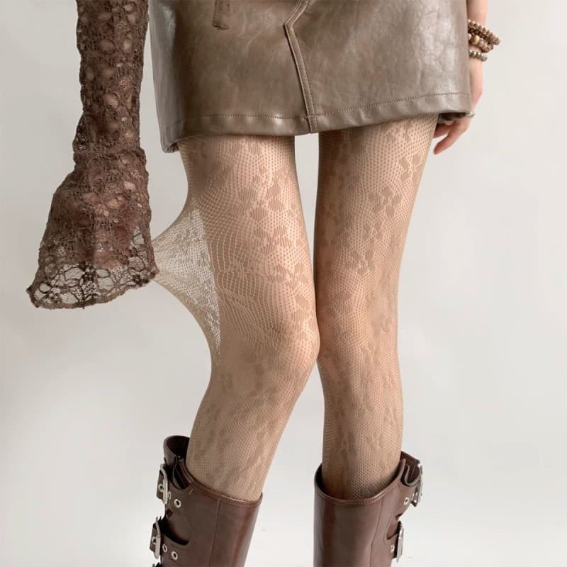 Meia-calça de malha vazada com detalhes de renda, meias finas estilo Lolita, combinadas com botas altas na cor café vint