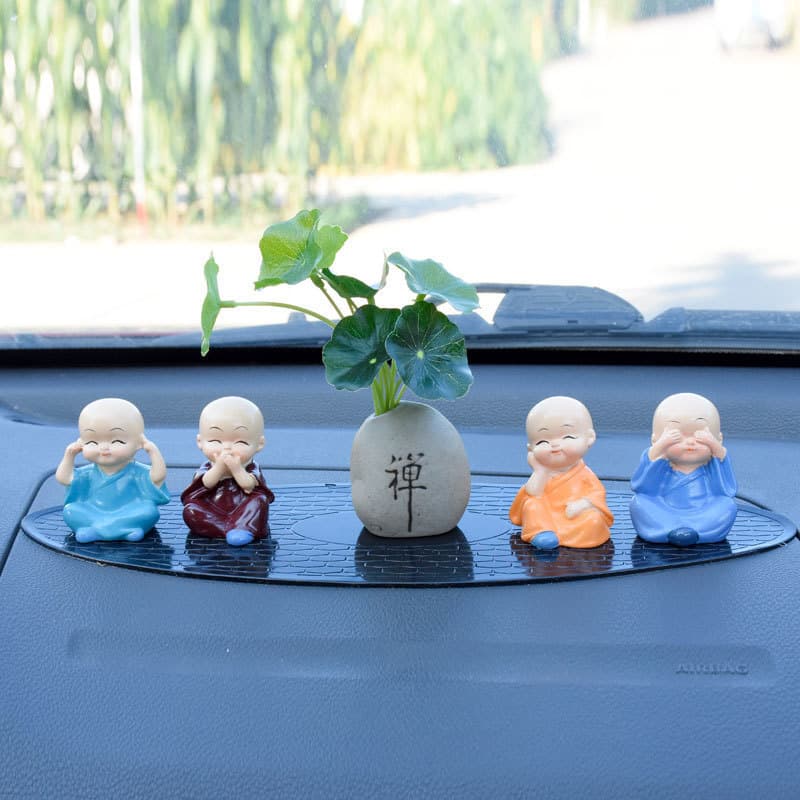 Decoração de interior de carro simples e criativa: uma pequena estatueta de monge.