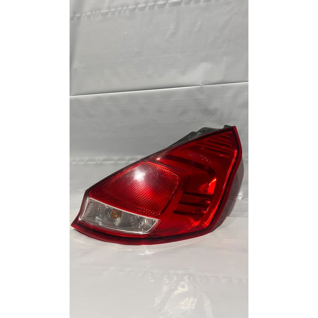 LANTERNA DA TAMPA TRAS/LD NEW FIESTA HATCH 12/17 LANTERNA DIREITA DA TAMPA TRASEIRA NEW FIESTA HATCH 12/17