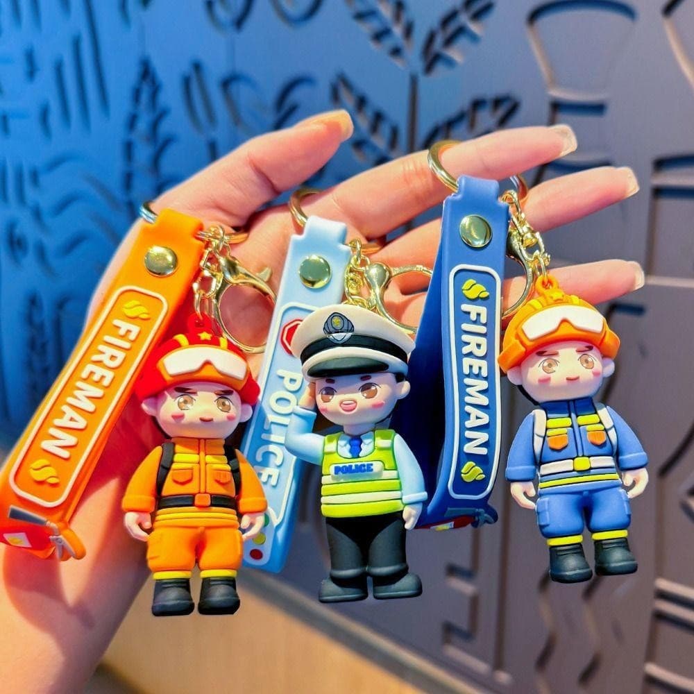 Chaveiro de bombeiro, com um pingente estiloso e criativo em forma de figura policial e um modelo de carro requintado.