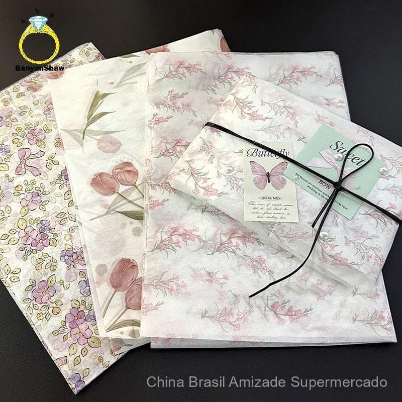 Papel de seda elegante com padrão de tulipa, design floral combinado com folhas verdes, usado para embrulho de presentes