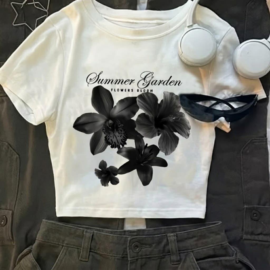 Camiseta Cropped Feminina Branca Estampa Floral Flores Pretas Vintage Alternativo Tendência