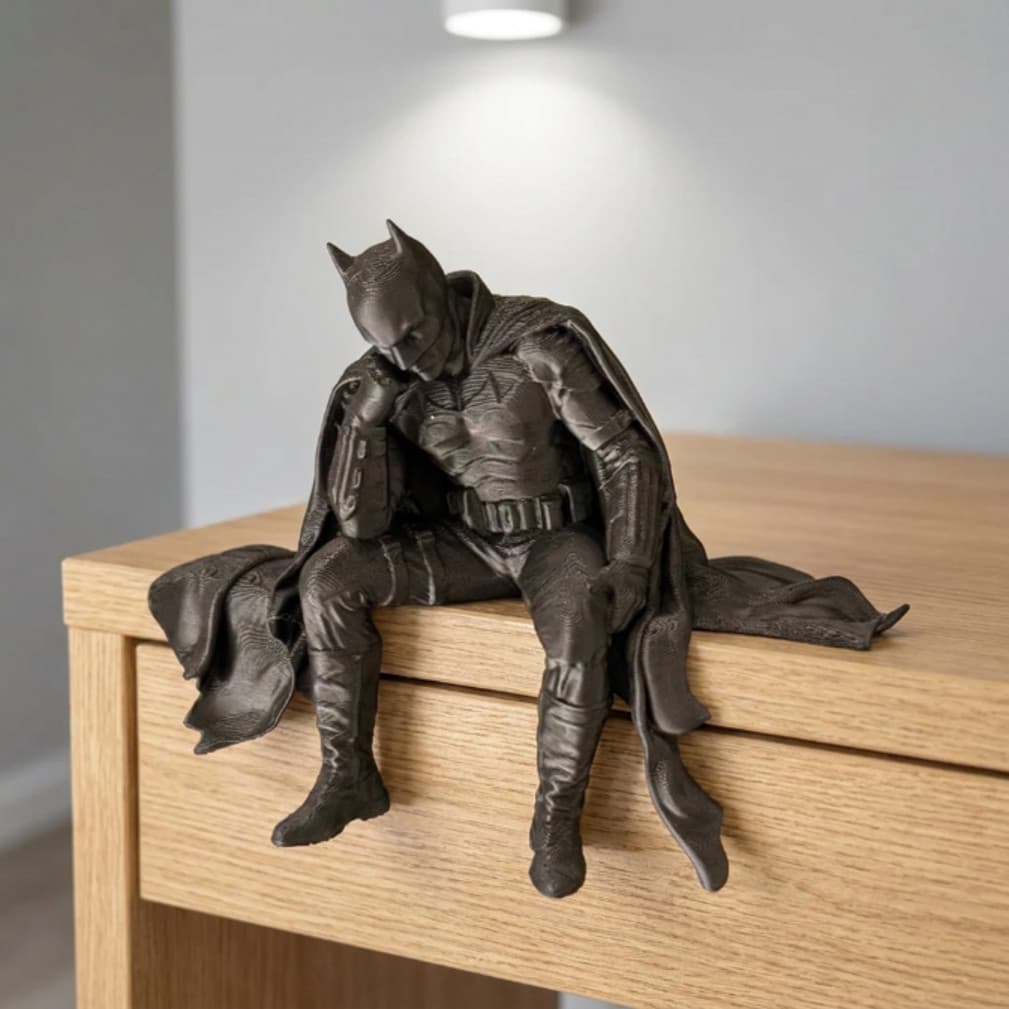 Batman Triste Sentado Estatueta Geek Decoração Setup PC Gabinete GPU Estante Prateleira