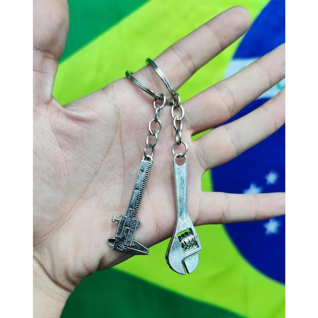 Chaveiro de metal chave inglesa e paquimetro mecanico ferramenta tecnico